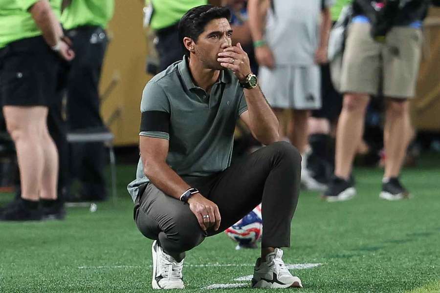 Ele fica ou não fica?