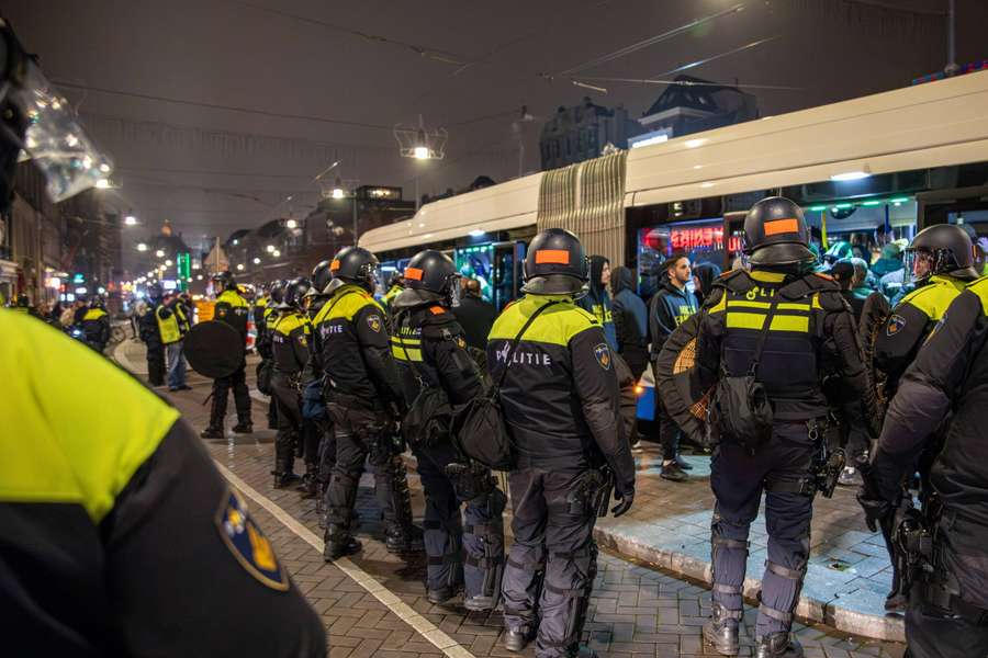 Piłkarska LE - groźne starcia kibiców w Amsterdamie