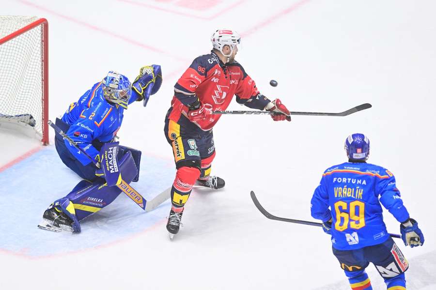 Jiří Smejkal pomohl Dynamu gólem k výhře nad Budějovicemi. Jiří Smejkal pomohl Dynamu gólem k výhře nad Budějovicemi.