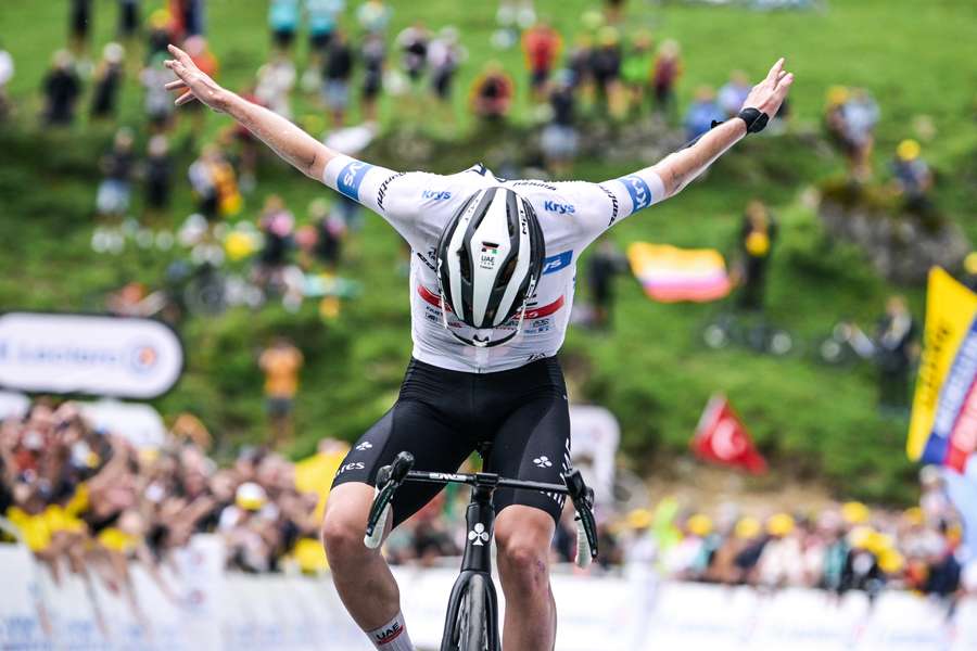 Tadej Pogačar v cíli šesté etapy Tour de France.