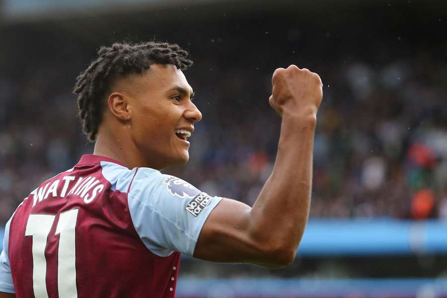 Ollie Watkins juicht na de vierde goal van Aston Villa tegen Brighton