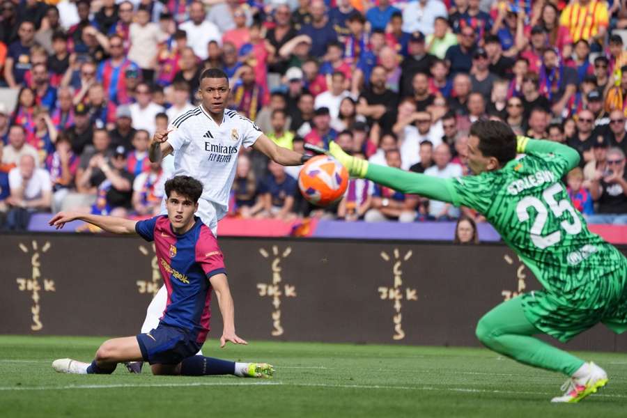 Mbappe marchează în fața lui Szczesny sezonul trecut Mbappe marchează în fața lui Szczesny sezonul trecut