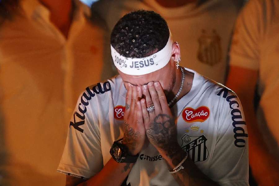 Neymar emocionou-se na apresentação Neymar emocionou-se na apresentação