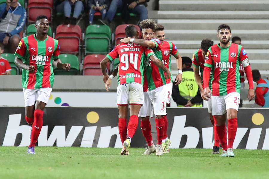 André Vidigal abraça Vítor Costa