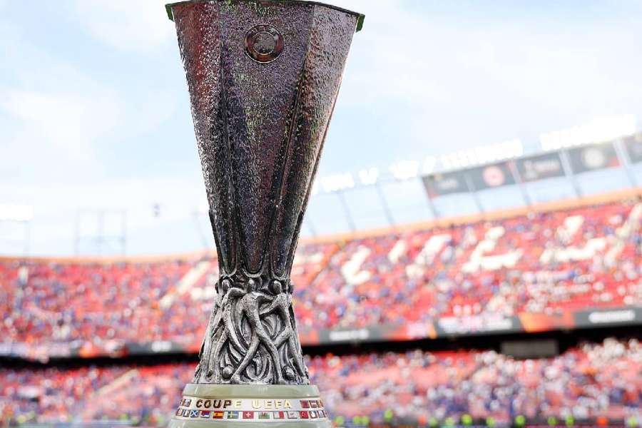 Troféu da Liga Europa é a grande ambição dos 16 clubes restantes na competição