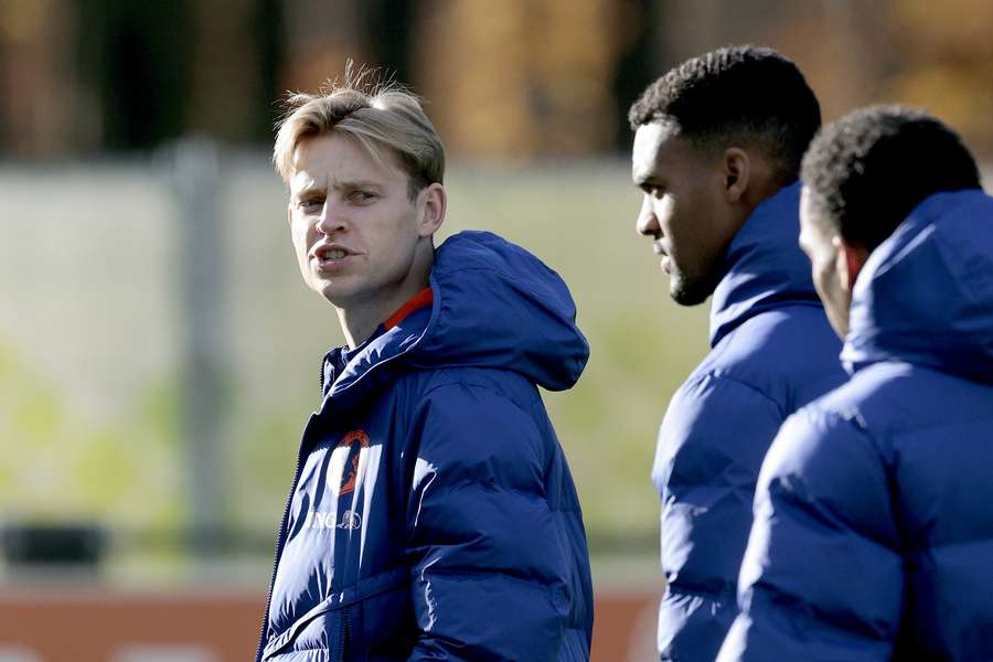 Koeman vindt het zinloos om De Jong als invaller mee te nemen