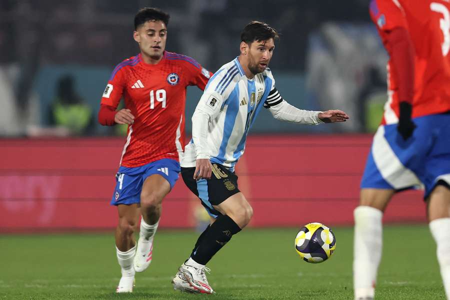 Lionel Messi entrou no segundo tempo em Santiago Lionel Messi entrou no segundo tempo em Santiago