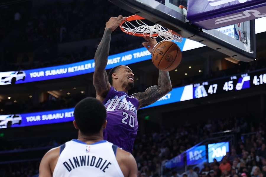 Collins met een dunk tegen de Mavericks