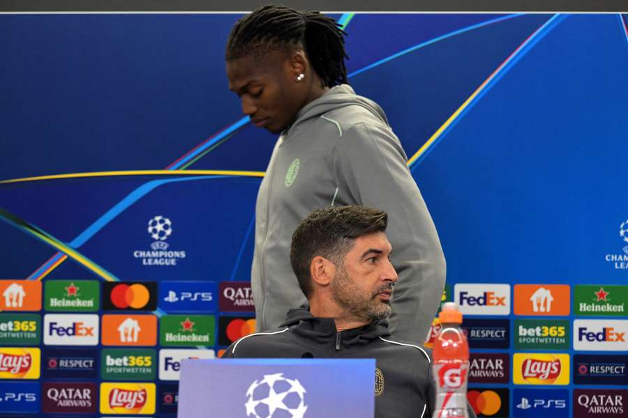 Rafael Leão e Paulo Fonseca em conferência de imprensa