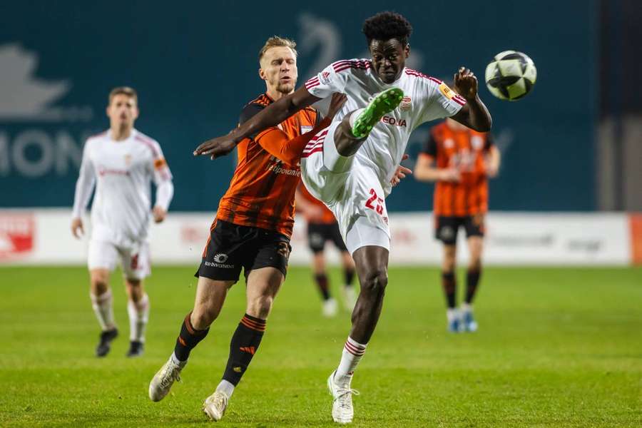 Marián Chobot (vľavo) v súboji s banskobystrickým Ivanom Mensahom.