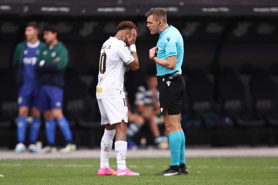 Neymar discute con el árbitro por una confusión en su sustitución