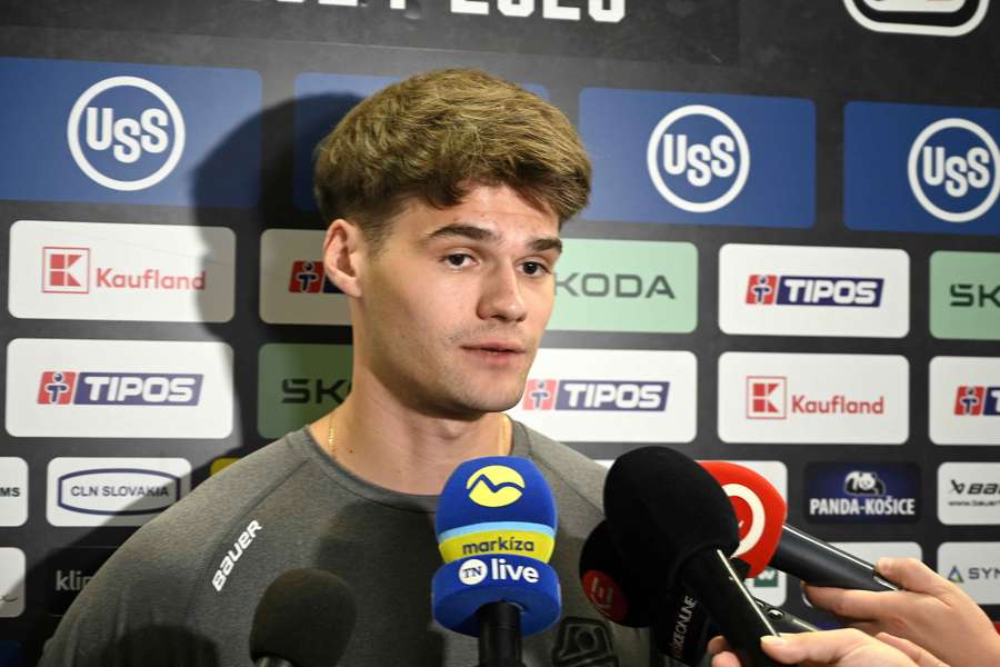 Jellúš počas rozhovoru s novinármi.