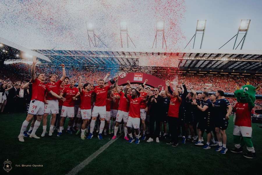 Equipa do Wisla celebra conquista do título