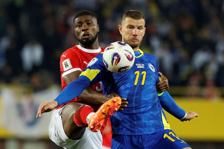 Dzeko im Zweikampf mit ÖFB-Teamspieler Kevin Danso Dzeko im Zweikampf mit ÖFB-Teamspieler Kevin Danso