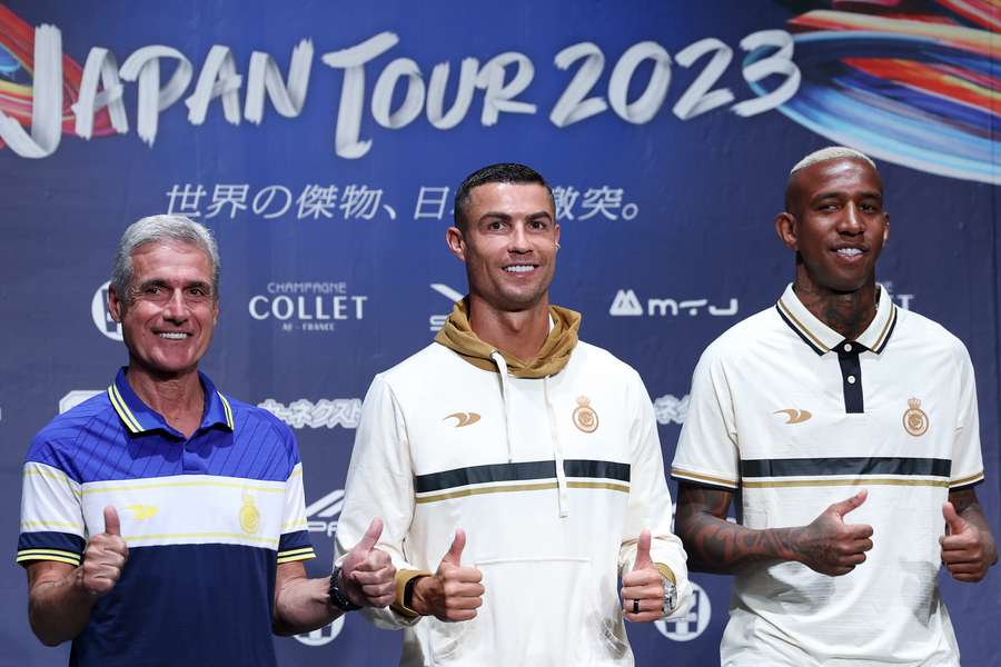 Ronaldo ao lado de Luís Castro e Talisca