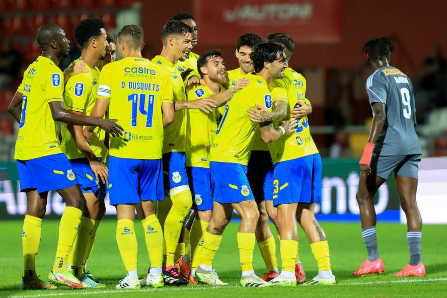 Jason festeja o primeiro golo do Arouca, marcado de livre direto, com os companheiros