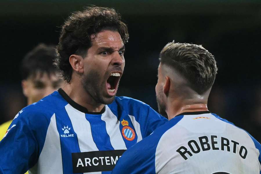 Cabrera celebra extasiado con Roberto su gol al Villarreal Cabrera celebra extasiado con Roberto su gol al Villarreal