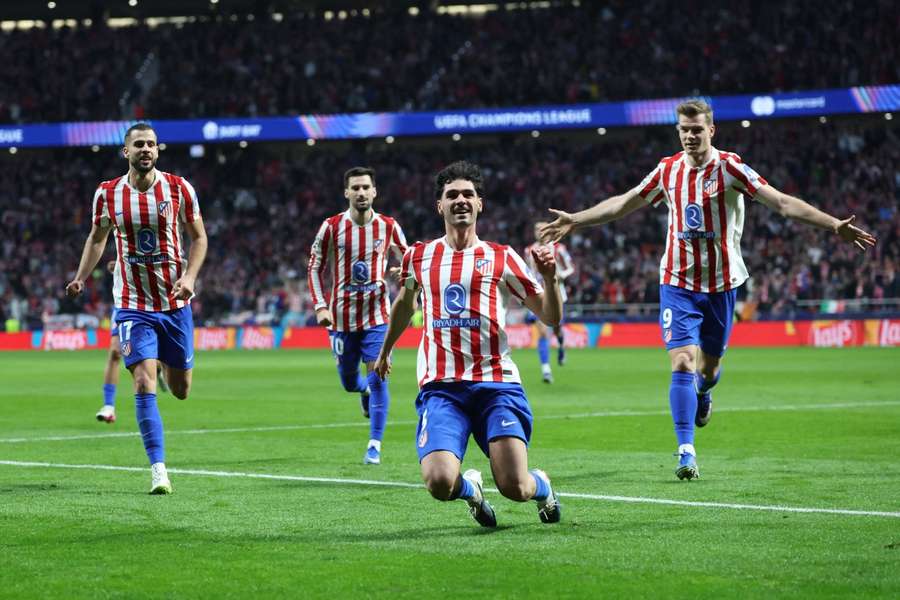 Jhonny Cardoso celebra el 2-1 con sus compañeros