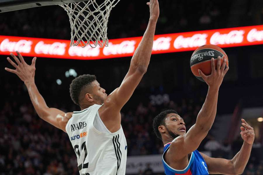 Tavares intenta taponar a PJ Dozier