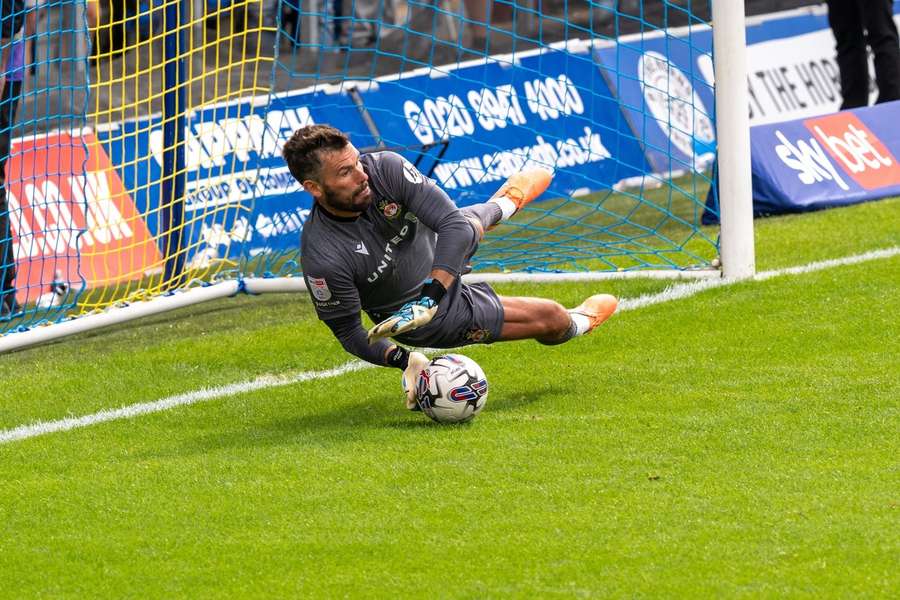 Wrexham-keeper Ben Foster stopt een penalty in de wedstrijd tegen AFC Wimbledon op 12 augustus