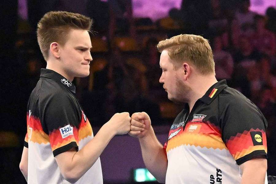 Die deutschen Darts-Profis Ricardo Pietreczko und Martin Schindler haben das Halbfinale der Team-WM erreicht.