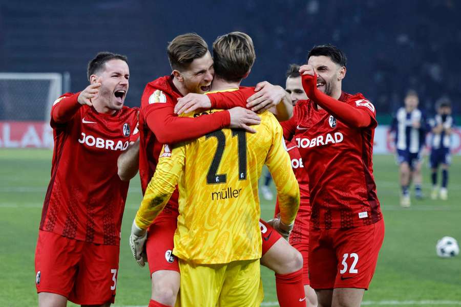 Florian Müller wird nach dem Elfmeterschießen von seinen Mitspielern gefeiert.