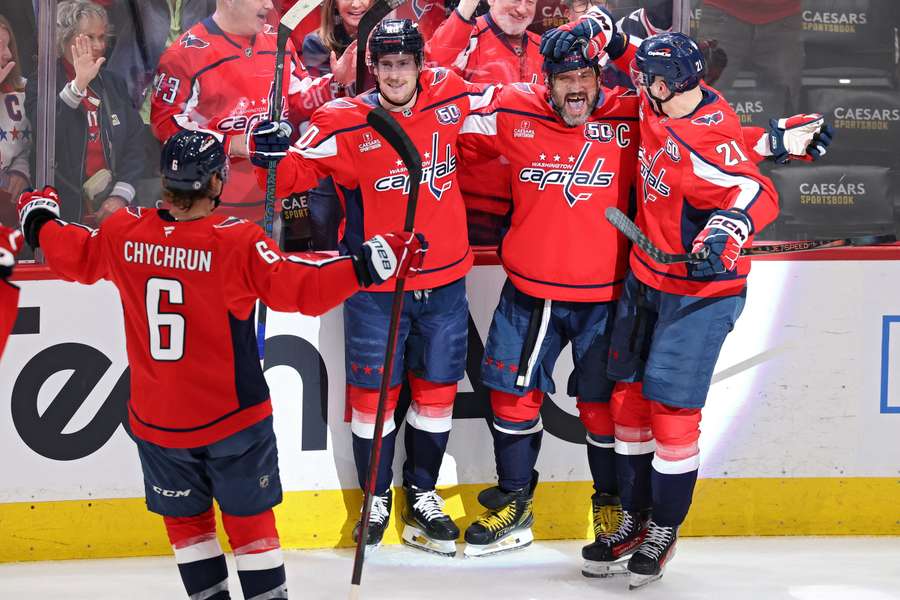 Alexander Ovechkin (drugi od prawej) świętuje z kolegami z drużyny po zdobyciu bramki numer 888