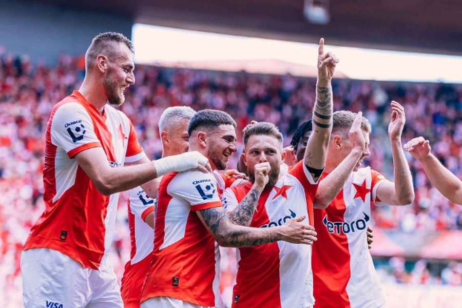 Ofenzivní trumf Slavie Vasil Kušej v obležení spoluhráčů.