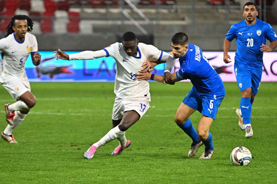 Randal Kolo Muani à la lutte avec Idan Nachmias lors du match aller à Budapest.