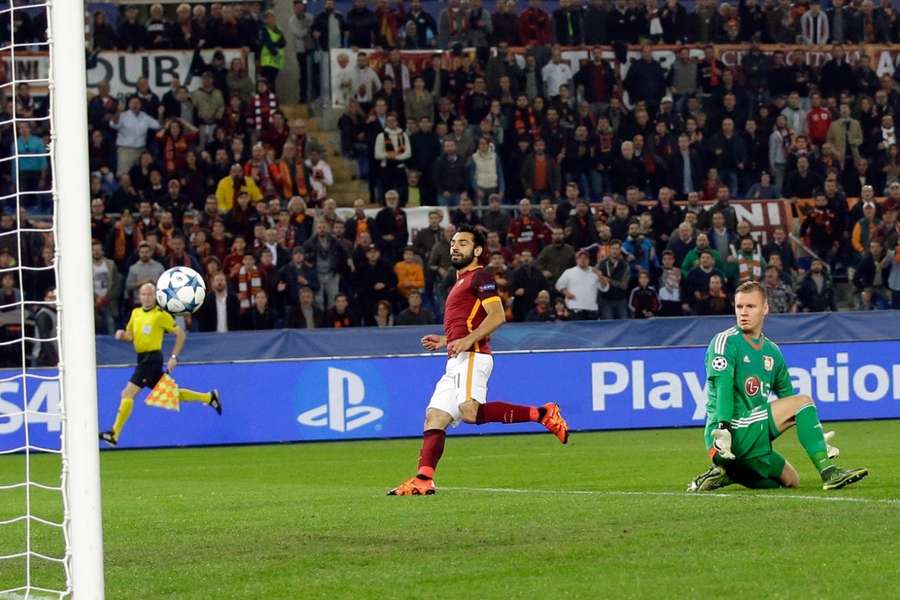 Mo Salah passeert Bernd Leno tijdens de vorige ontmoeting tussen Roma en Leverkusen op 4 november 2015