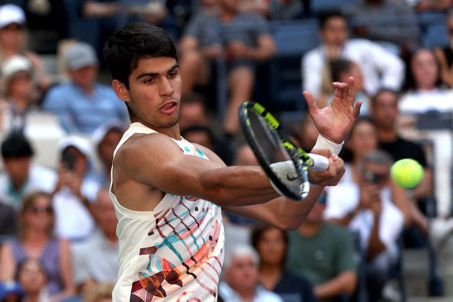 Carlos Alcaraz hits a forehand during his match with Matteo Arnaldi