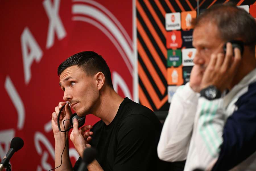 Maurice Steijn en Steven Berghuis tijdens de persconferentie van Ajax in aanloop naar het Europa League-duel tegen Olympic Marseille