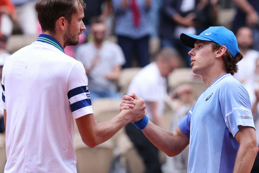 Medvedev cumprimenta De Minaur