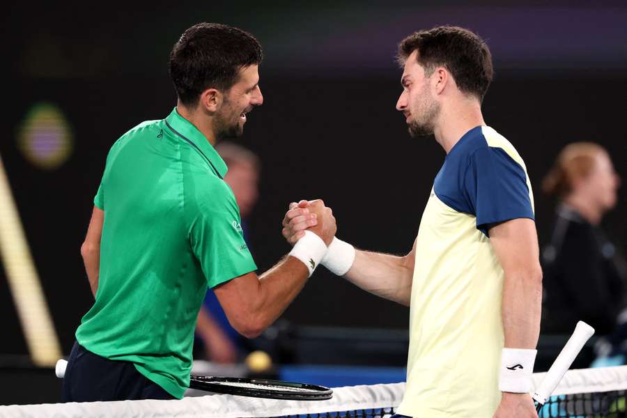 Novak Djokovic (I) y Pedro Martínez (D)