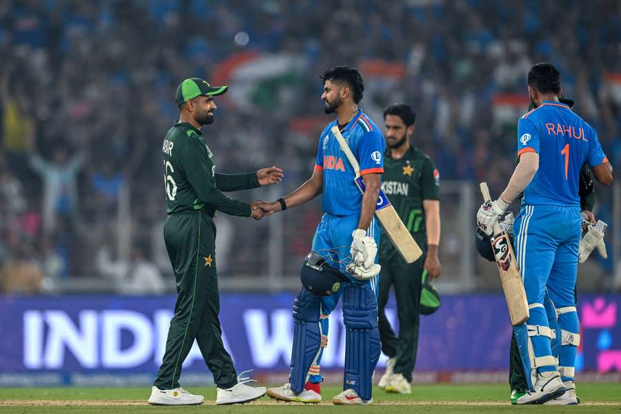 Indiens Shreyas Iyer (mitte) und KL Rahul (rechts) beim Handshake mit dem pakistanischen Team.