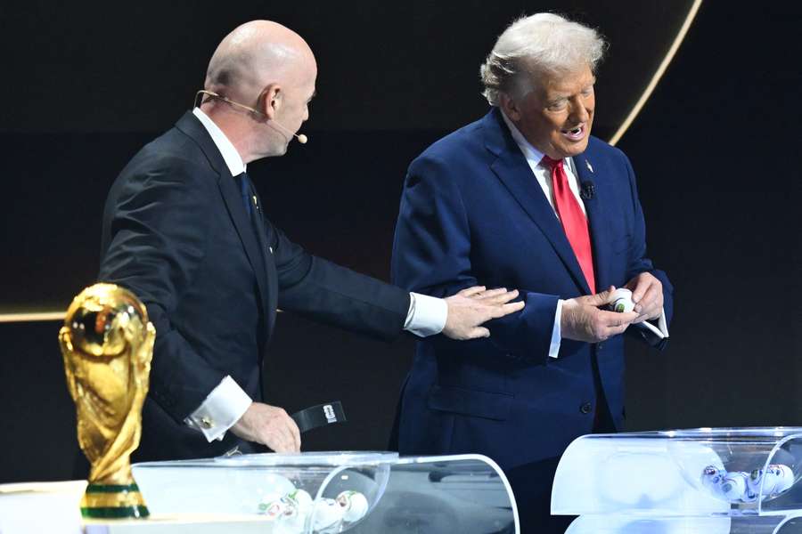 Il presidente Fifa Gianni Infantino con Donald Trumo, presidente Usa, durante il sorteggio