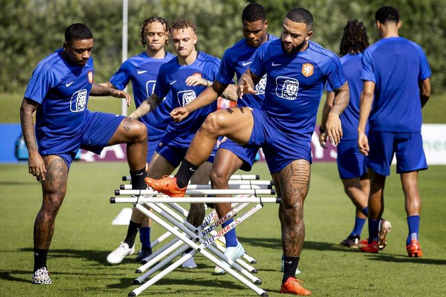 Memphis Depay en Denzel Dumfries nemen deel aan de groepstraining