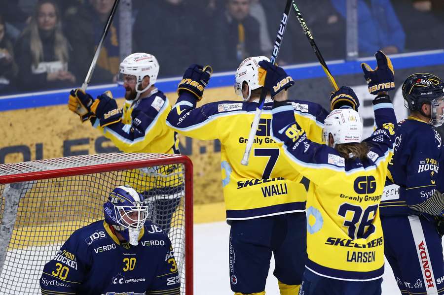 Esbjerg kæmpede sig tilbage i semifinaleserien med 3-2 i Herning.