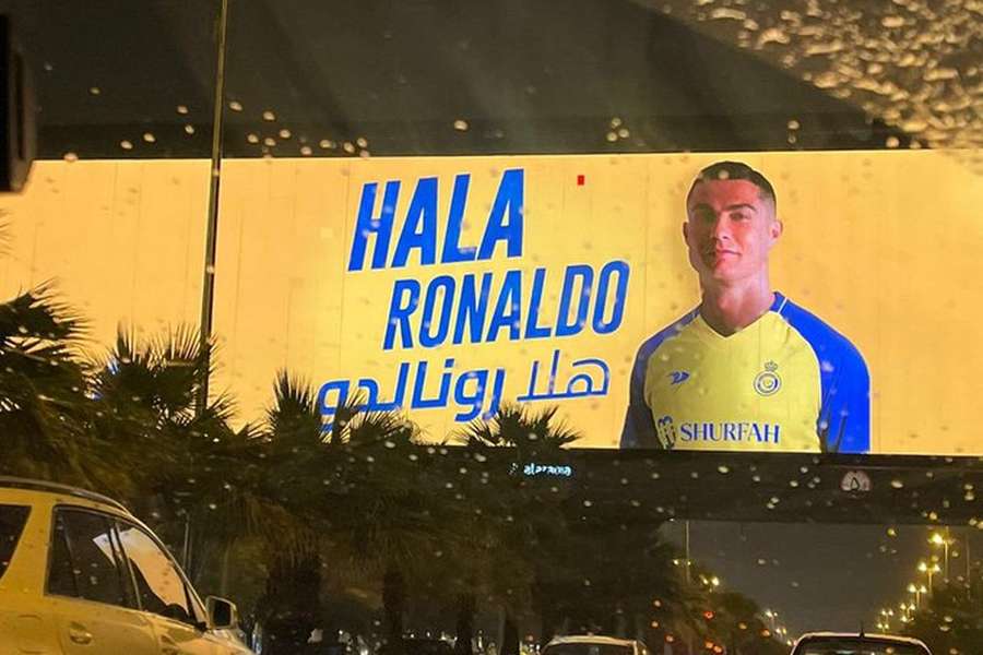 Cartaz de Cristiano Ronaldo nas ruas de Riade