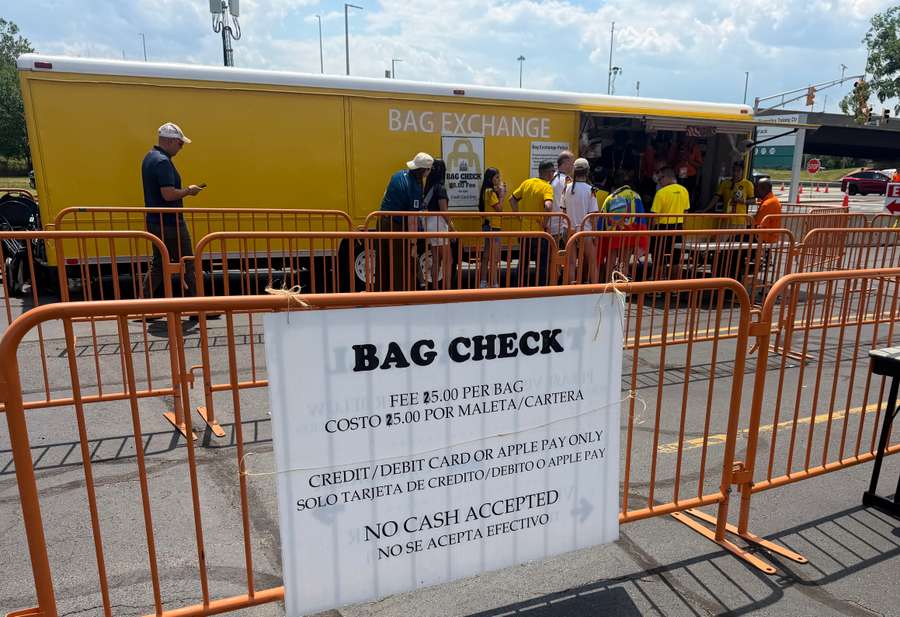 Local para guardar bolsas fora do padrão permitido pela FIFA