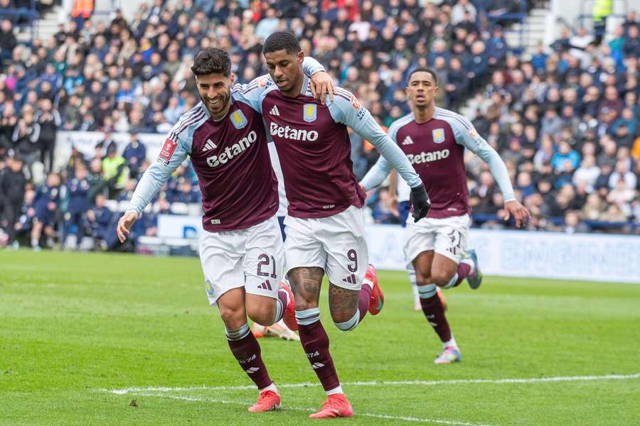 Marcus Rashford bisou no triunfo do Aston Villa