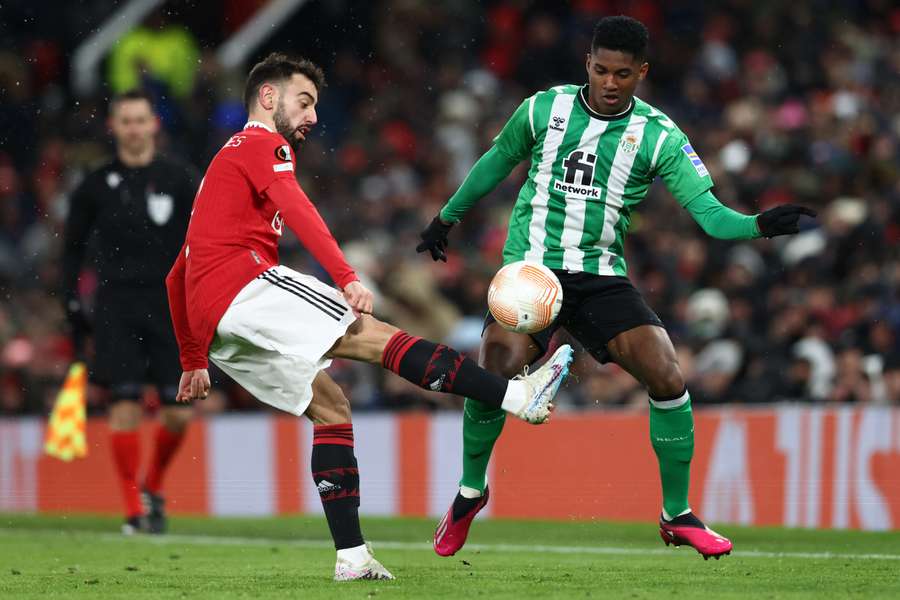 Bruno Fernandes perante Abner no Manchester United-Betis