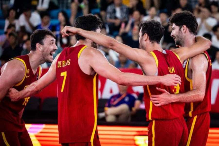 El cuarteto español celebra el triunfo ante China