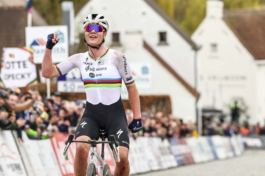 Lotte Kopecky reed zo'n 7 kilometer voor het einde weg uit een kopgroep van vier