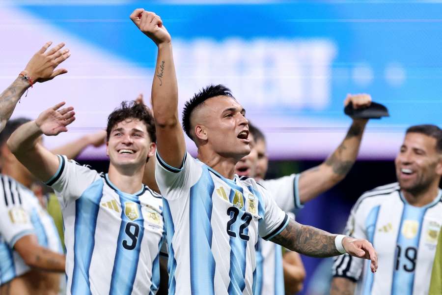 Julián Álvarez y Lautaro Martínez celebran el pase de Argentina a cuartos de final