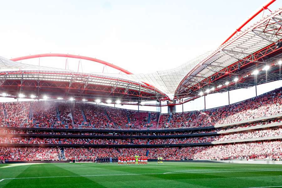 Players observe a minute of silence in memory of the late Pope Francisco during the match between Benfica and AFS at the Estadio da Luz