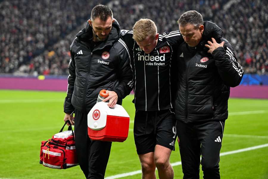 Jonathan Burkardt konnte den Platz nur gestützt verlassen.