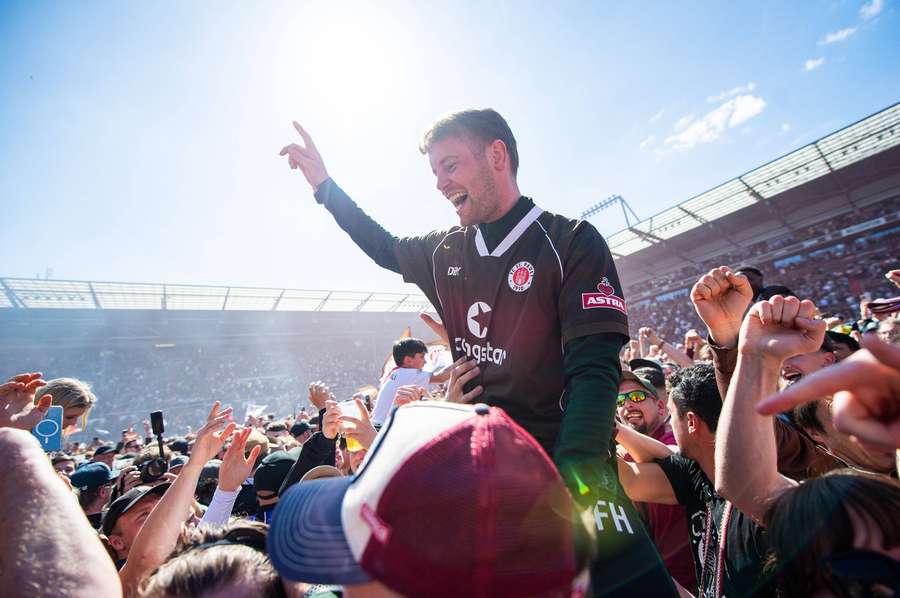 Nach dem Aufstieg ließen die Fans Fabian Hürzeler hochleben.