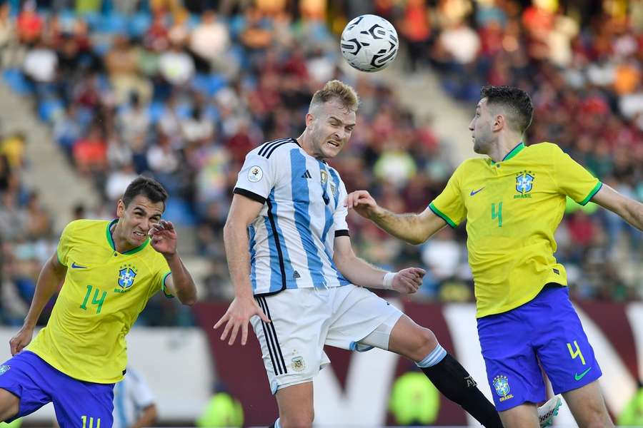 Luciano Gondou scoort de winnende treffer tegen Brazilië