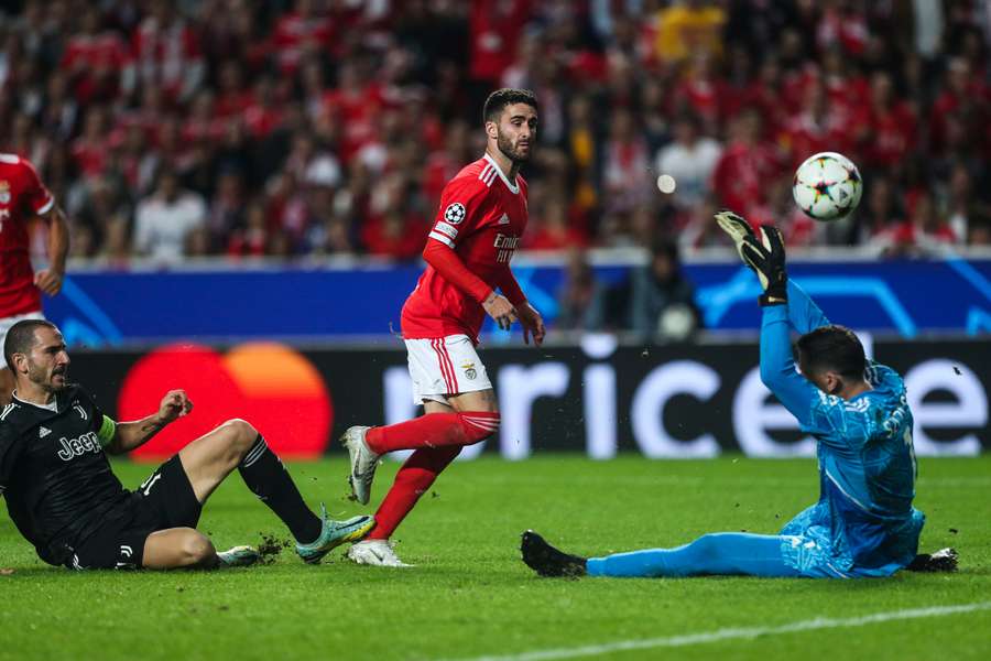 Benfica vence Juventus (4-3) e carimba bilhete para os oitavos em noite mágica que ainda assustou